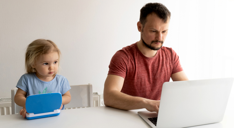 Homoffice Kinder Papa und Tochter mit Laptops Foto iStock Maria Mikhaylichenko.jpg